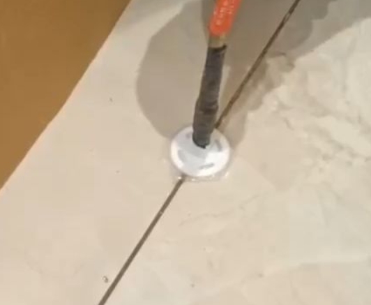 乌海市瓷砖空鼓维修公司专业解答瓷砖在铺贴过程中，如果没有涂抹均匀到位的粘结材料（如水泥砂浆或瓷砖胶），可能会导致以下问题