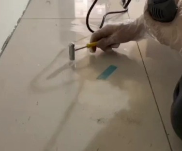 乌海市瓷砖开裂维修公司专业分享瓷砖在铺贴前如果没有沥干水分，将会导致以下问题